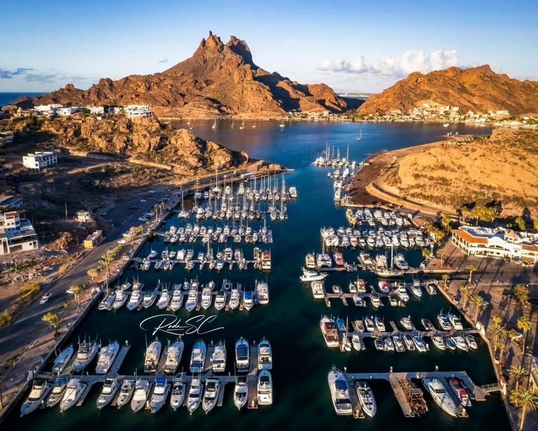 Marina de San Carlos, Sonora, al atardecer con el Cerro Tetakawi de fondo